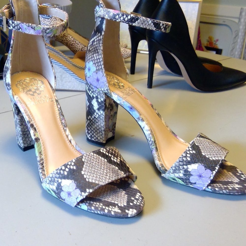 Vince Camuto Corlina snake skin Heal6.5